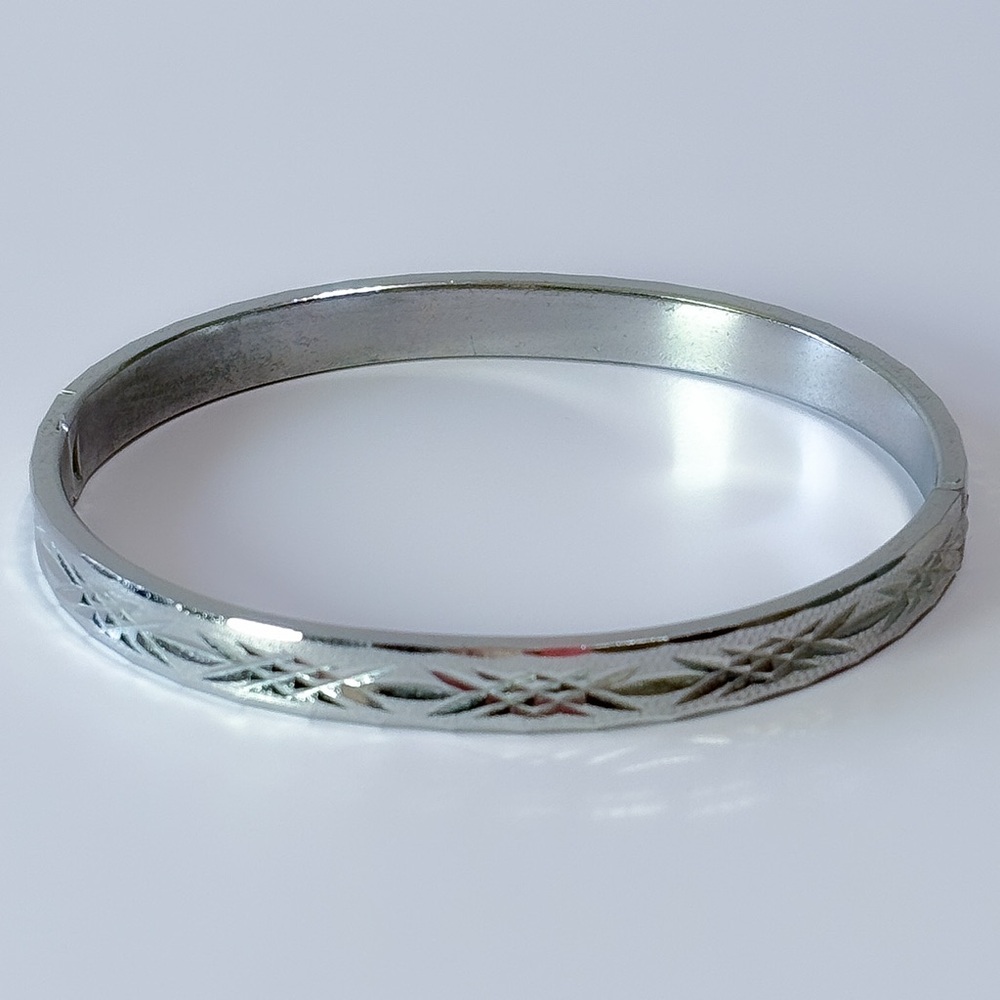 Vintage Silver Tone Diamond Cut Hinged Bangle - 6.75" -JT0335 - Picture 12 of 14